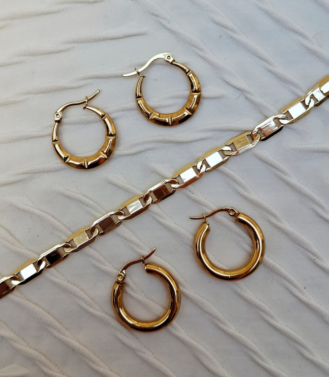 Arracada relieve y arracada plana